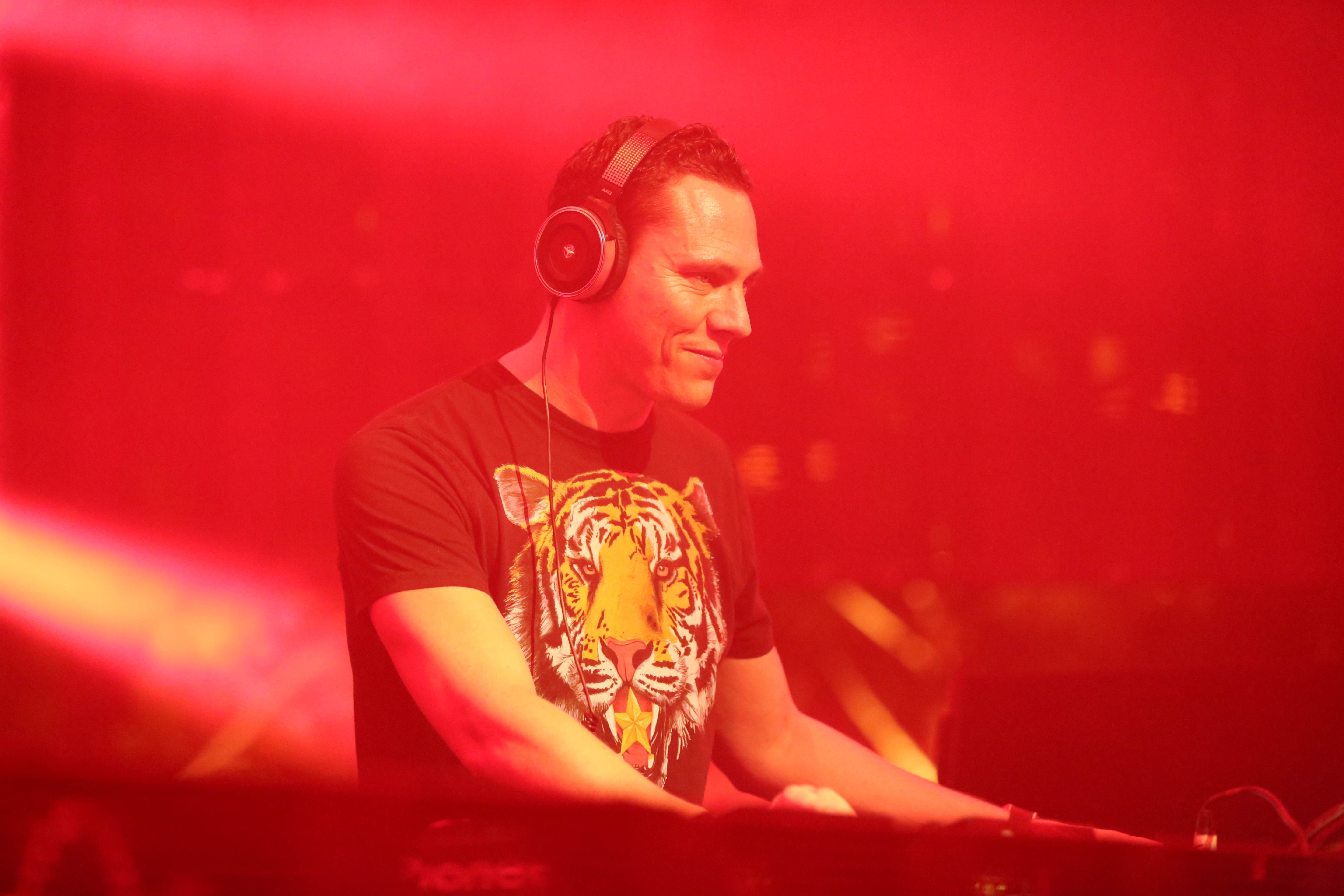 Tiesto's. Тиесто. Тиесто молодой. Дж Тиесто причёска. DJ Tiesto в наушниках Shure.