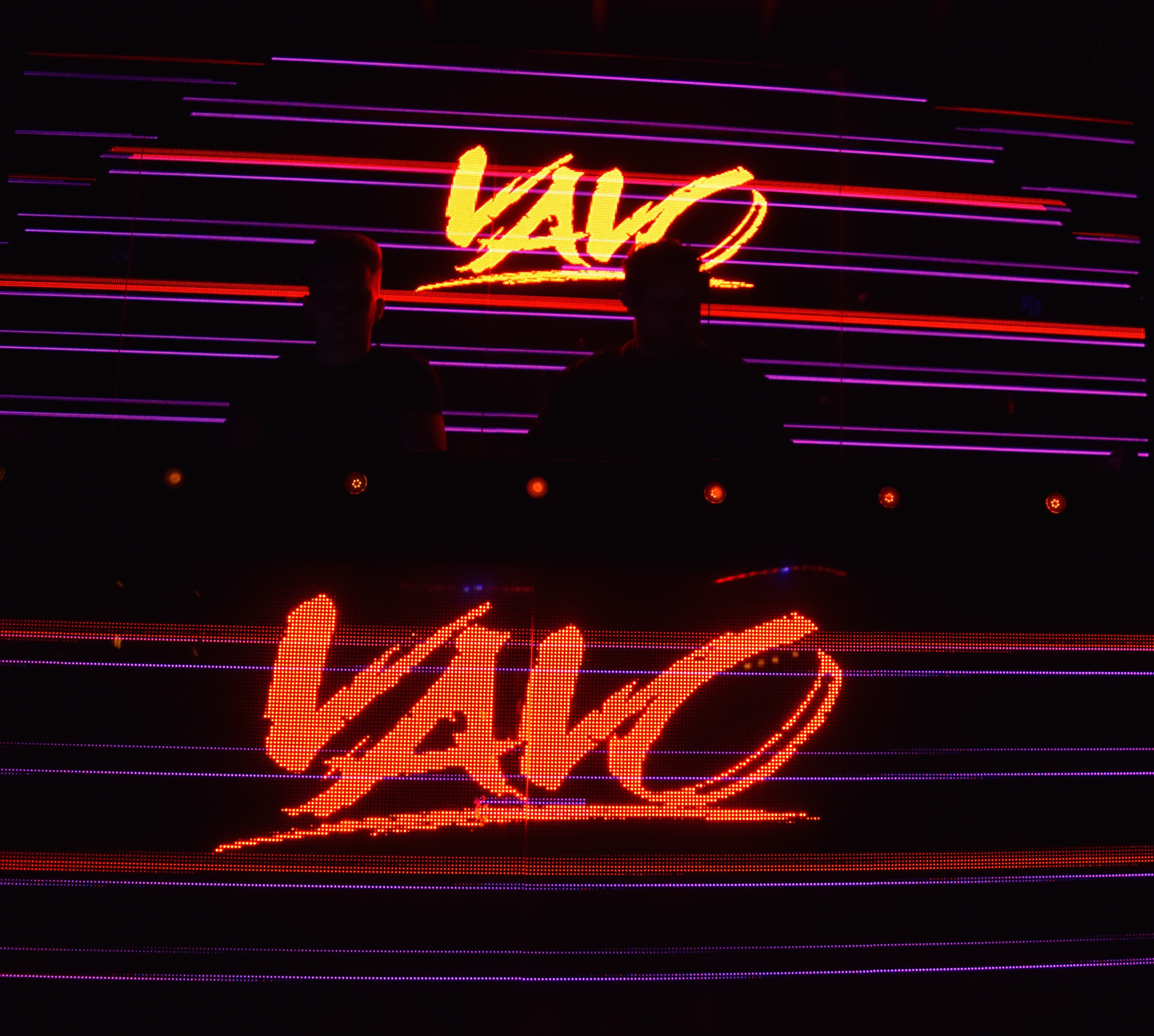 VAVO’s Dance-Pop Single “Right Now (feat. Caroline Kole)” Lands Infectious Positivity